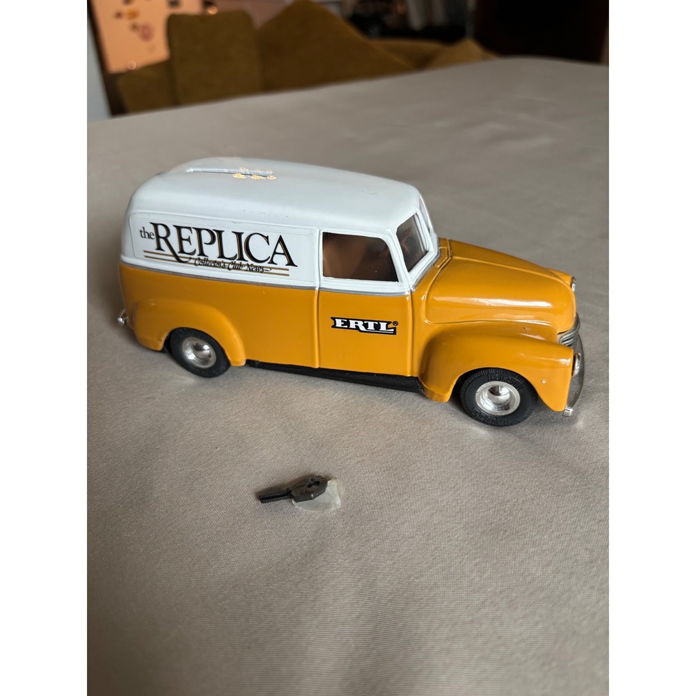 ERTL 1989 The Replica Collectors Club News Delivery Van Diecast Coin Bank Key